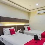Reddoorz Premium @ D\'Season Hotel Jemursari