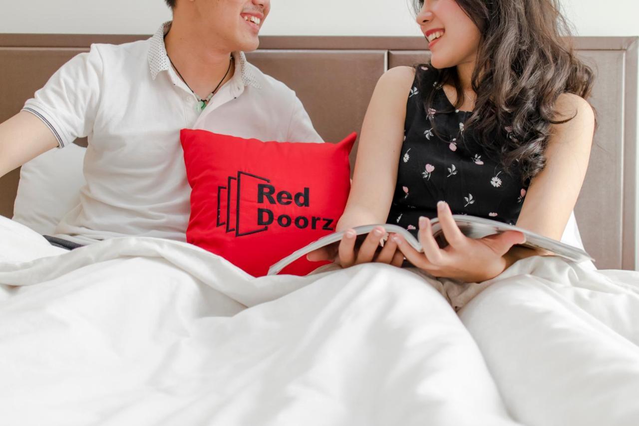 Reddoorz Premium @ D'season Jemursari 4*