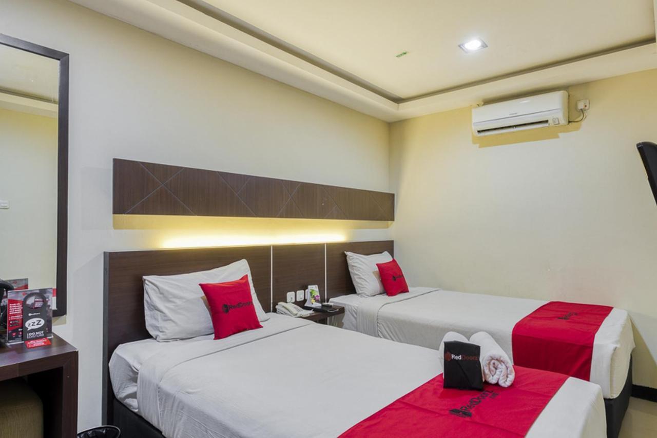 Hotel Reddoorz Premium @ D'season Jemursari 4*