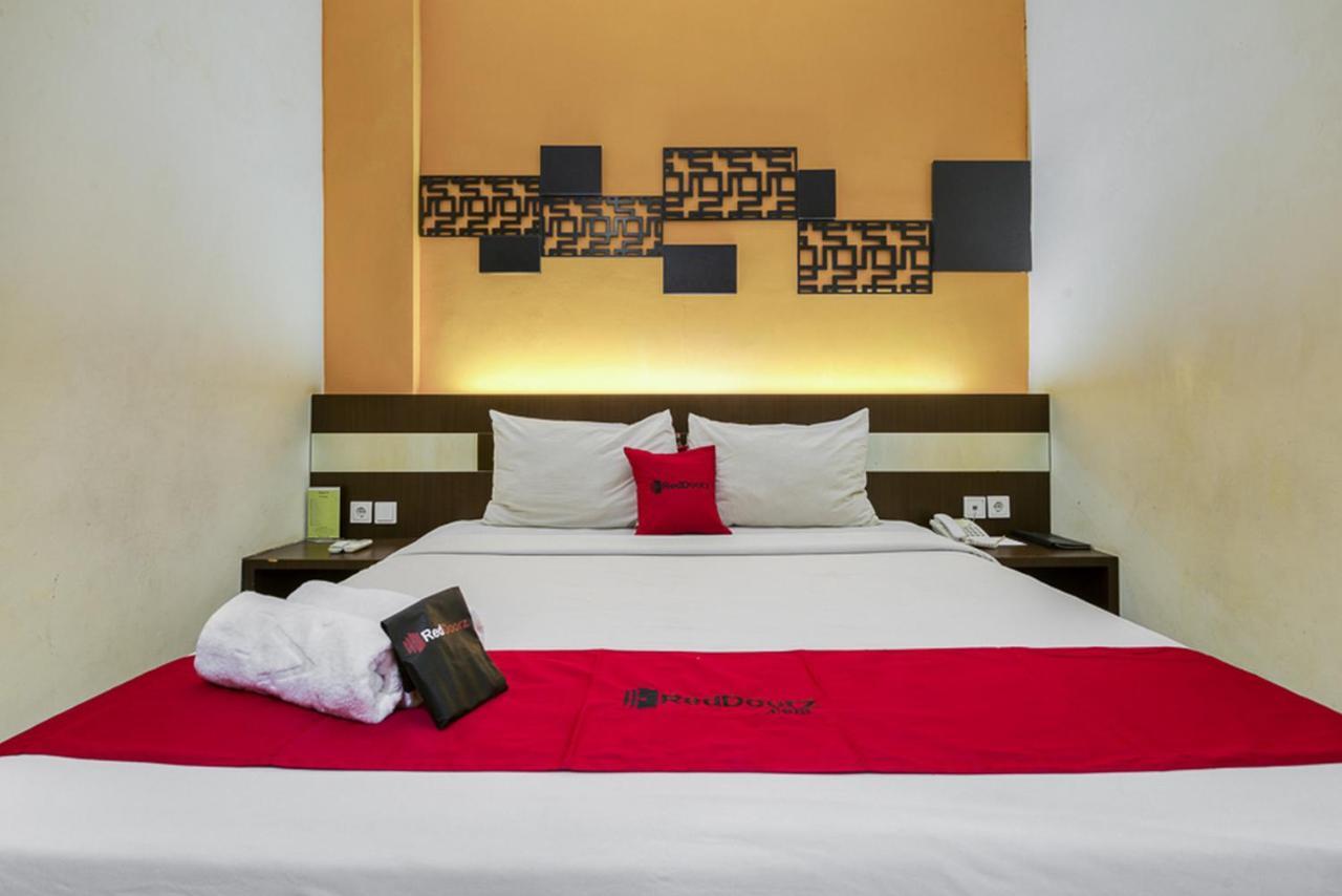 Reddoorz Premium @ D'season Jemursari Hotel 4*