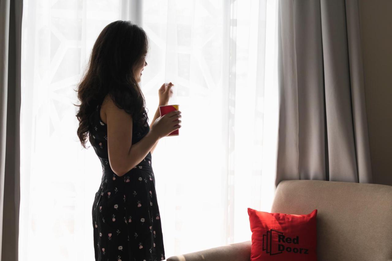 Reddoorz Premium @ D'season Jemursari Hotel 4*