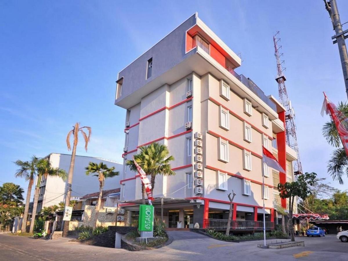 Reddoorz Premium @ D'season Jemursari Hotel 4*